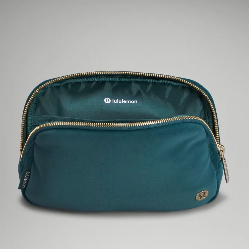 Lululemon Everywhere Belt Bag 
Velour 1L  green jasper/gold belt bag LAST 2 🎉 - Picture 5 of 9